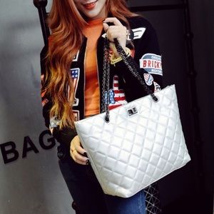 CHAIN QUILTED TOTE 👜